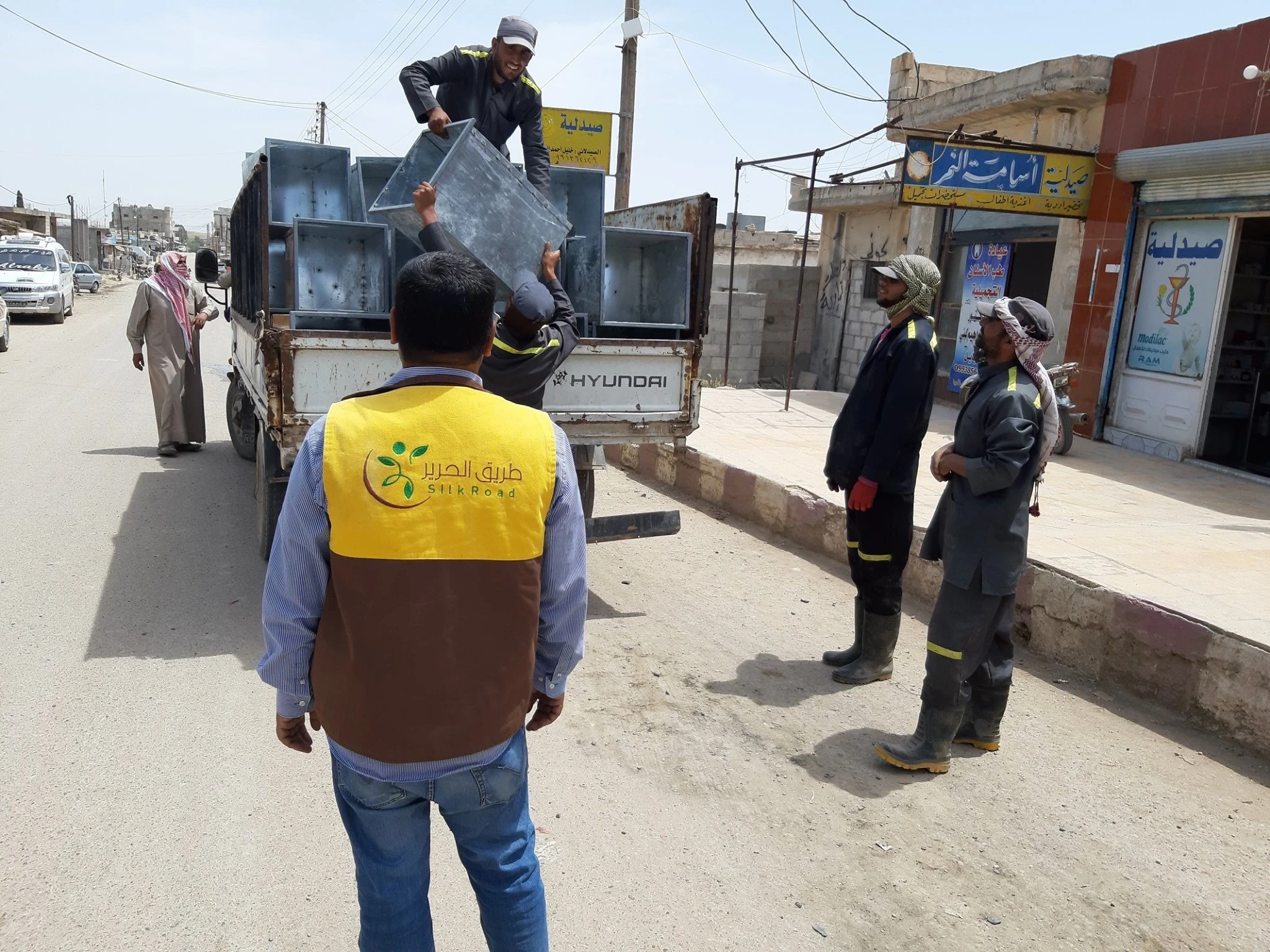 نشاط تنزيل الحاويات في منطقة تل أبيض