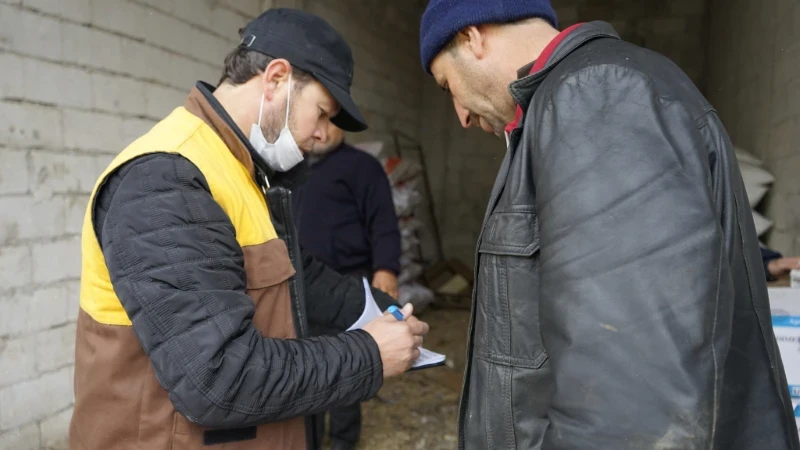 توزيع مبيدات حشرية وأسمدة على المزارعين المستفيدين