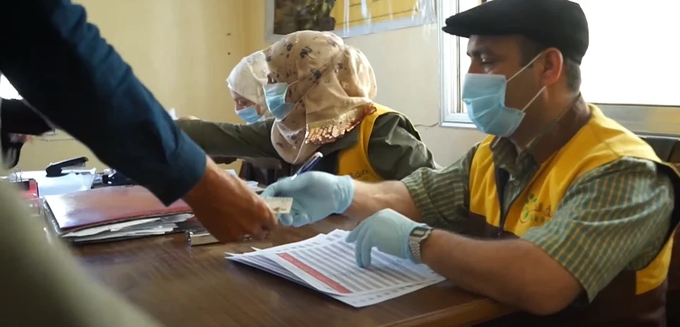 توزيع المبيدات والأسمدة الورقية للمستفيدين في مجتمعات حارم - طريق الحرير