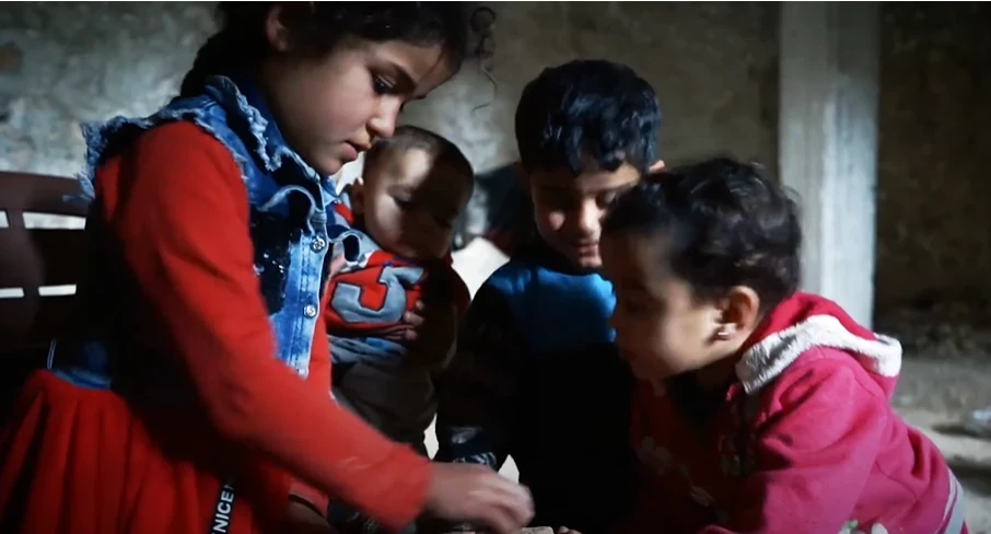 أم محمد ربة منزل وهي تعاني من ظروف النزوح الصعبة - طريق الحرير