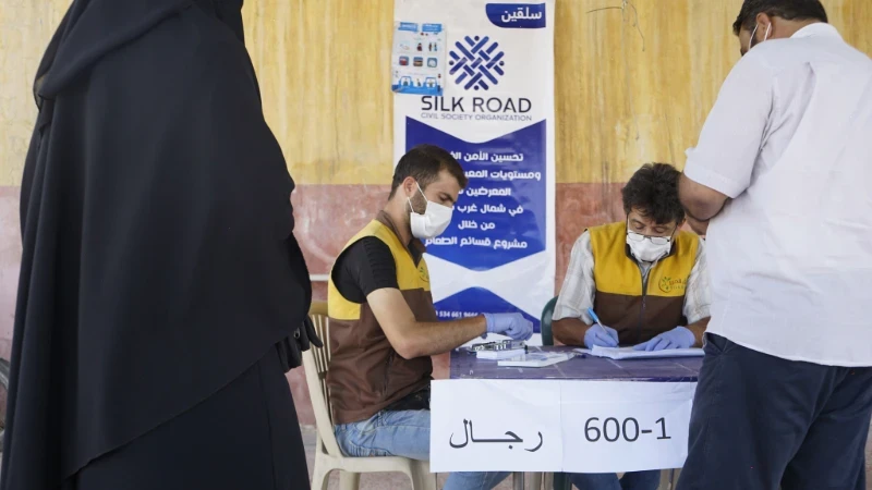 توزيع القسائم الغذائية على المستفيدين من مشروعنا في تحسين الأمن الغذائي ومستويات المعيشة للسكان في منطقة سلقين