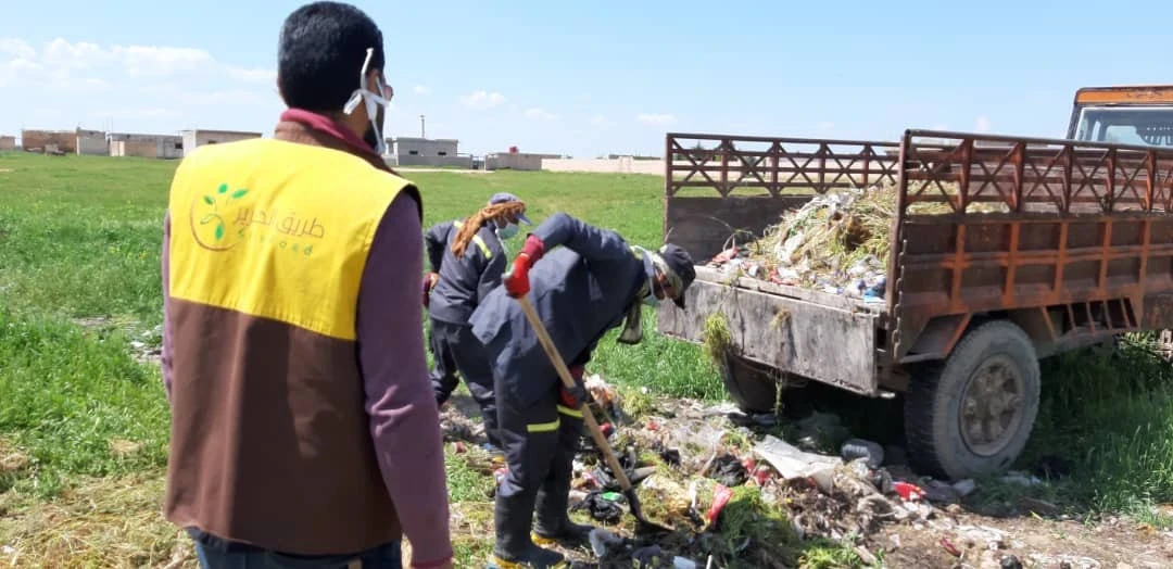 يستمر فريقنا بجمع النفايات والقمامة اليومية في منطقة تل أبيض