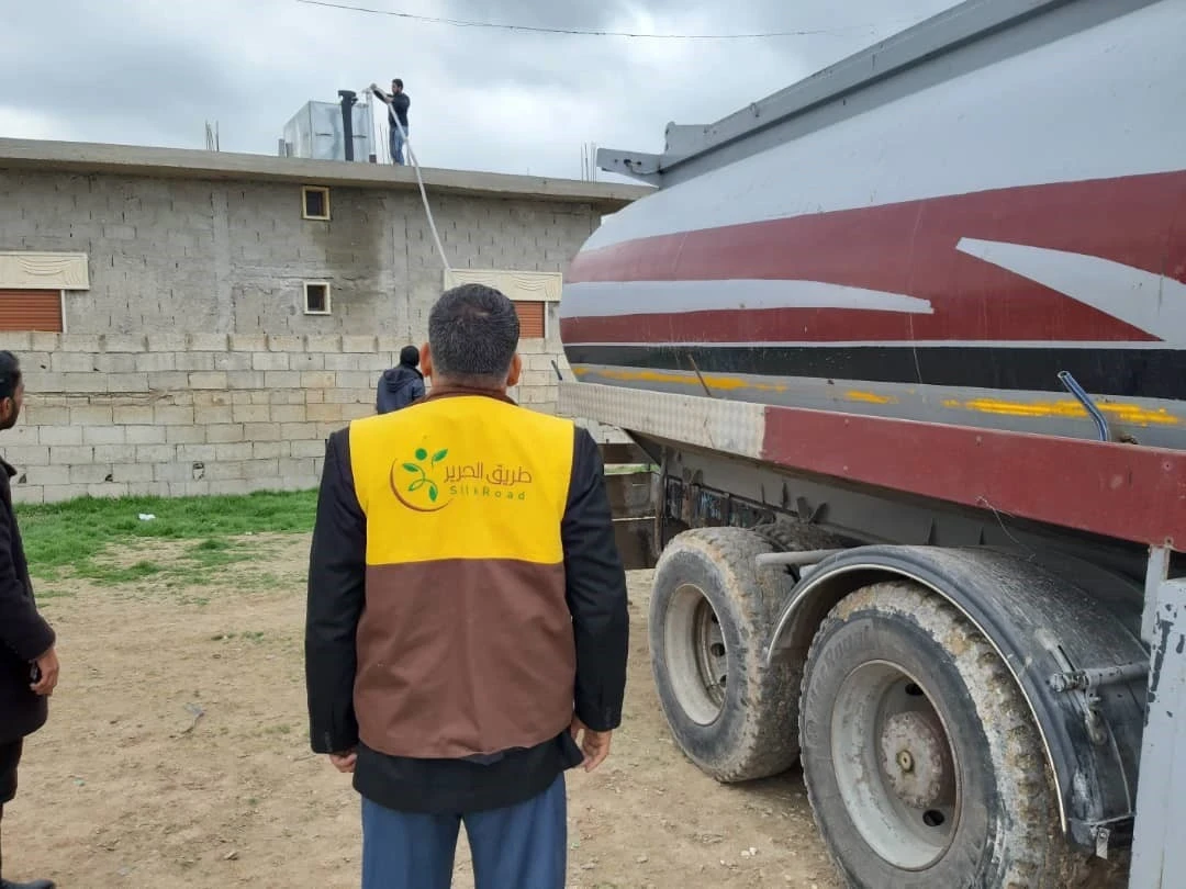 تزويد السكان المحليين والنازحين بالمياه النظيفة المعقمة