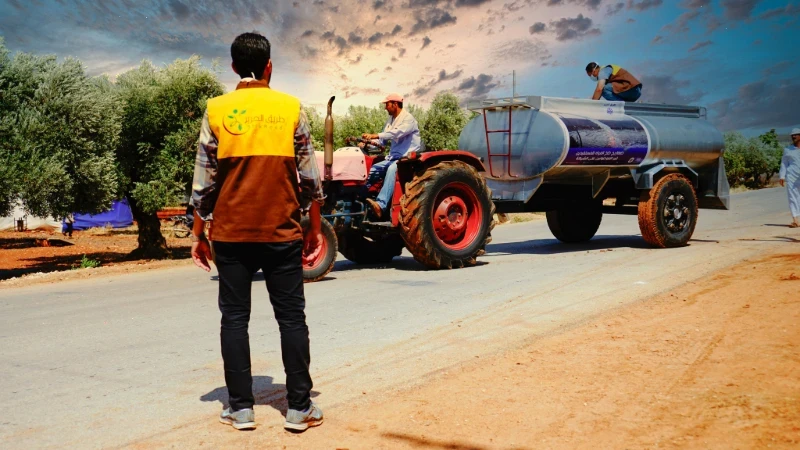 توزيع المياه على المستفيدين في منطقة معارة الإخوان