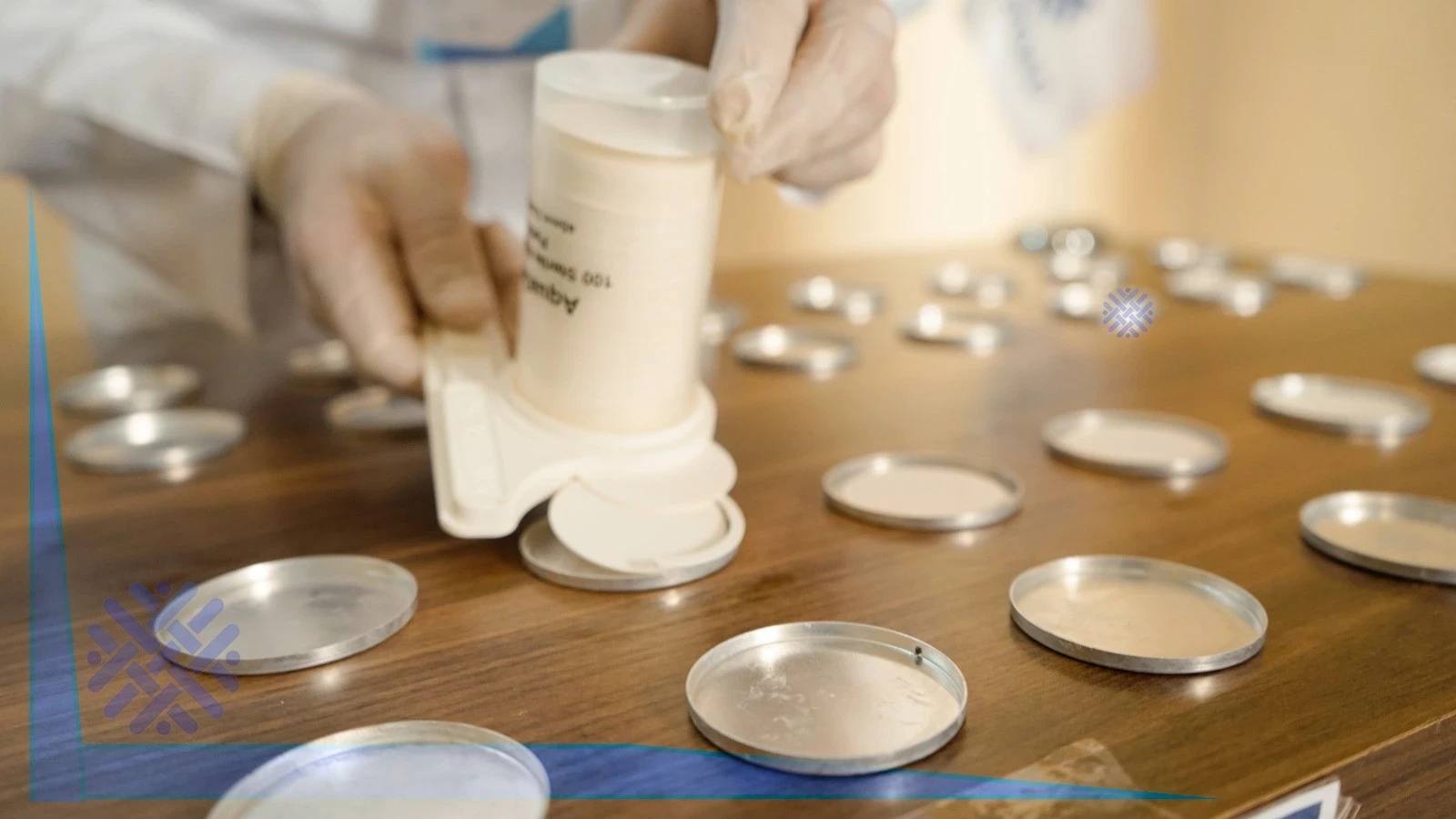 حفاظا على سلامة وصحة المياه التي يتم ضخها في الشبكات ، يقوم فريق مختص بإجراء اختبارات جودة المياه عن طريق الزرع الجرثومي وذلك في جميع مناطق تنفيذ المشروع