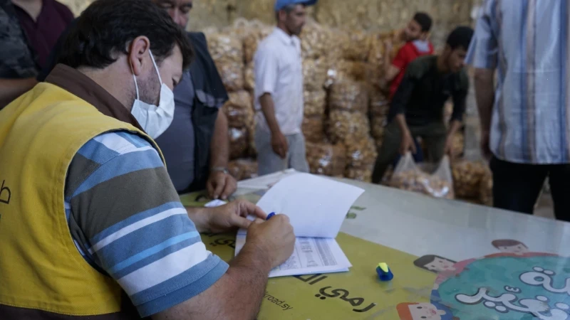 بدء توزيع محصول البطاطا على العائلات المستفيدة