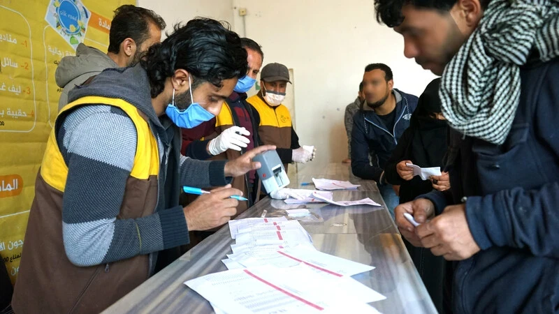 توزيع مواد النظافة الشخصية على السكان المحليين لدعمهم ومساعدتهم في الحد من تفشي الأمراض وخاصة المنقولة بالماء والوقاية من فيروس كورونا