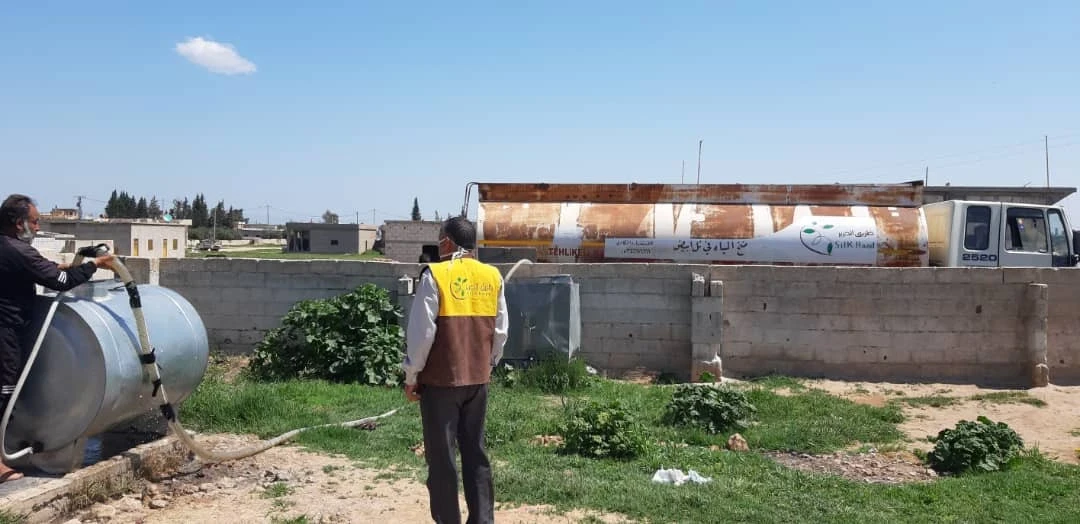 تعمل فِرقُنا على الأرض بأقصى طاقاتها من أجل إيصال الماء النظيف لأهلِنا في منطقة تل أبيض .