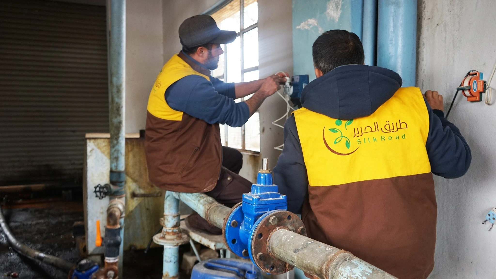 استمرار فريق طريق الحرير بتقديم خدمات المياه والنظافة للناس المتأثرين في ادلب وريفها