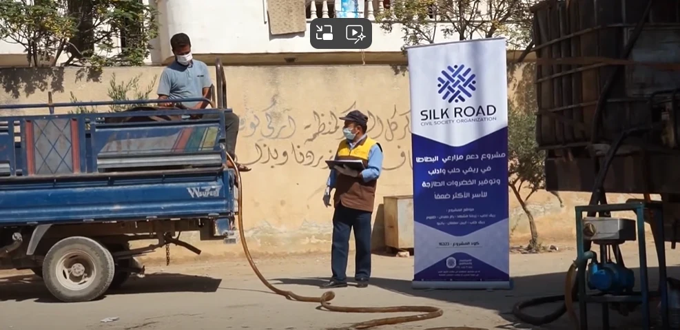 توزيع مادة الديزل على المزارعين المستفيدين لتشغيل نظام الري الخاص بهم - طريق الحرير