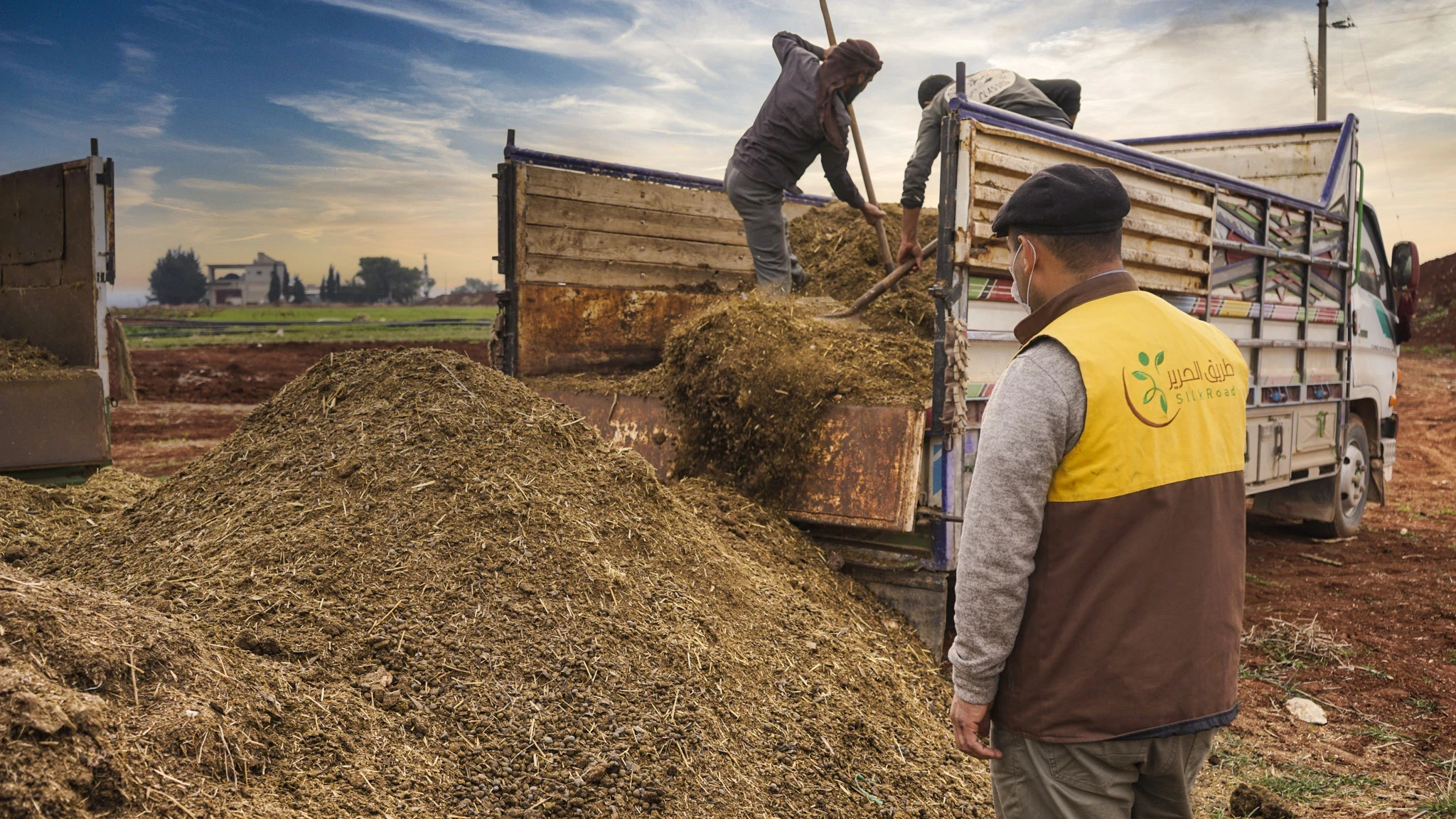 فحص وتسليم السماد العضوي المخصص تسليمه للمزارعين