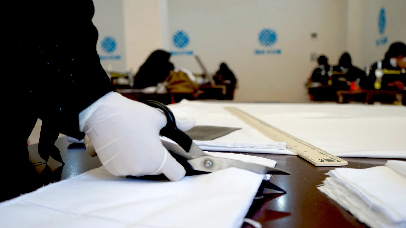 متابعة تصنيع أقنعة الوجه القابلة لإعادة الإستخدام للوقاية من فايروس كورونا ضمن ورشات التصنيع المختصة