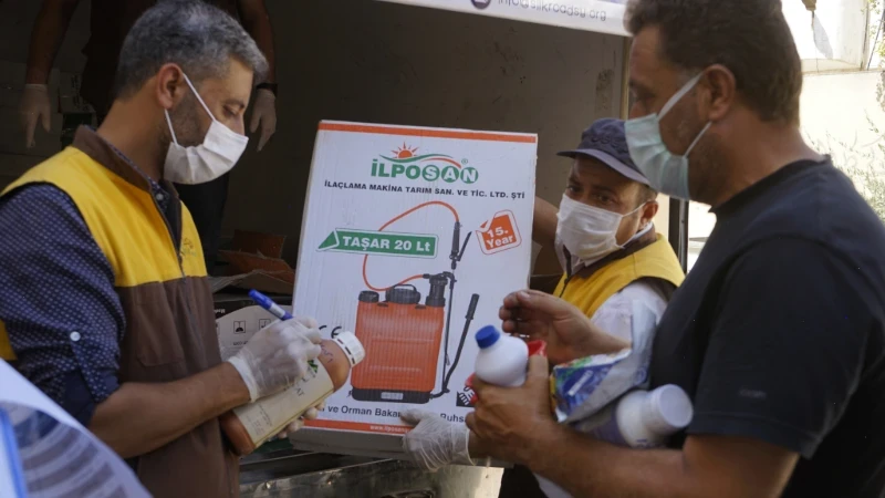 بدء توزيع المبيدات والمواد الأساسية والمعدات الزراعية على المستفيدين في مشروع دعم مزارعي البطاطا في ريفي حلب وإدلب