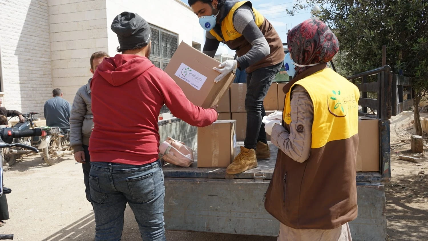 مقتطفات من نشاط توزيع مواد النظافة الشخصية على السكان المحليين في مدينة زردنة