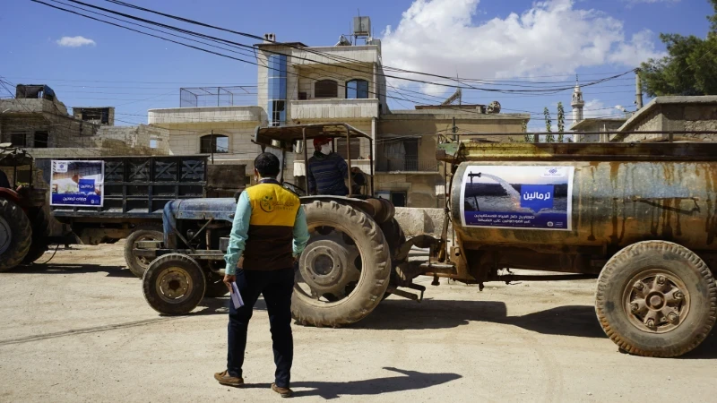 توزيع المياه المعقمة على المستفيدين الذين لا تصل إليهم مياه الشبكة التي تضخ بشكل يومي ضمن مشروع العمل الإستثنائي للإستجابة لإحتياجات المياه والصرف الصحي والنظافة في ريف إدلب