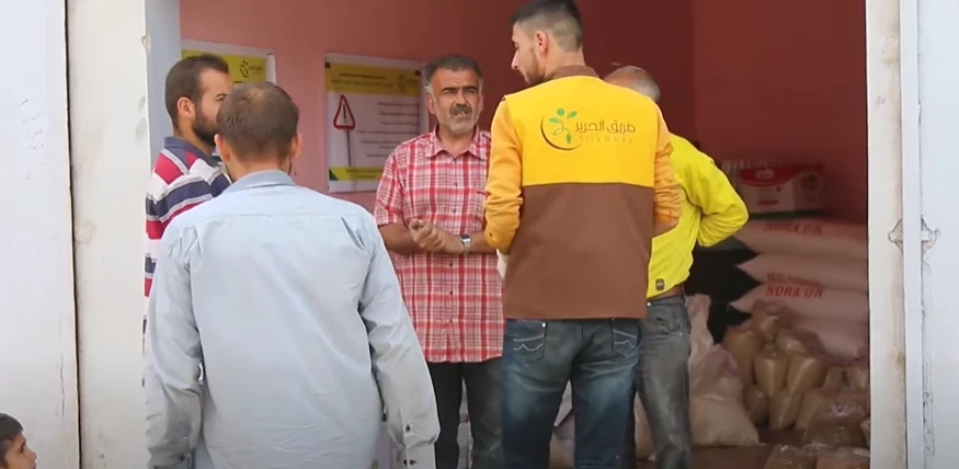 توزيع مواد غذائية في قرية الباسوطة - طريق الحرير