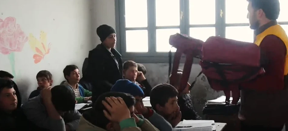 توزيع حقائب مدرسية - طريق الحرير